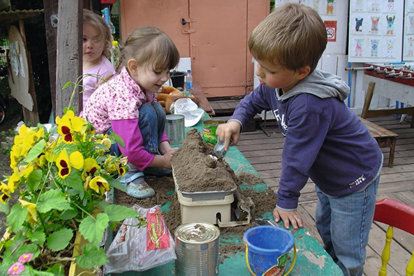 Blumenpflanzaktion mit Kindern