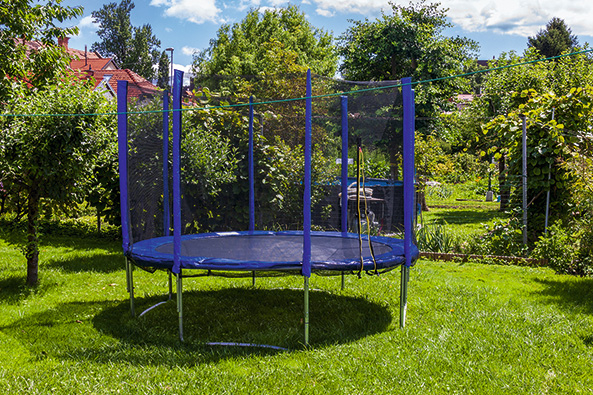 Trampoline im Kleingarten