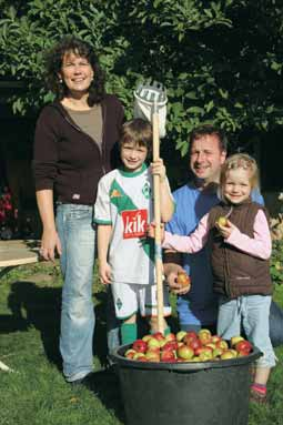 Groß und Klein profitieren von der Gartenarbeit.
