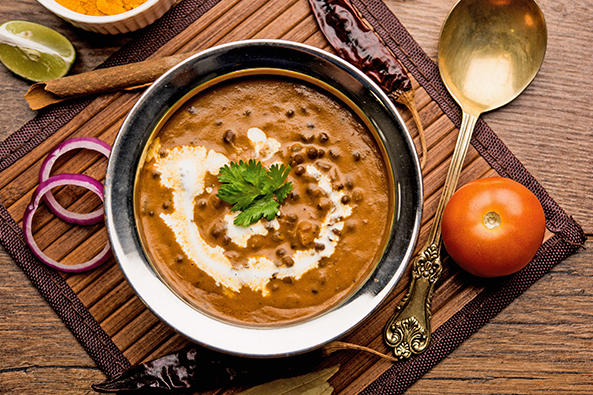 Rotes Linsen-Dal mit Schwarzkümmel