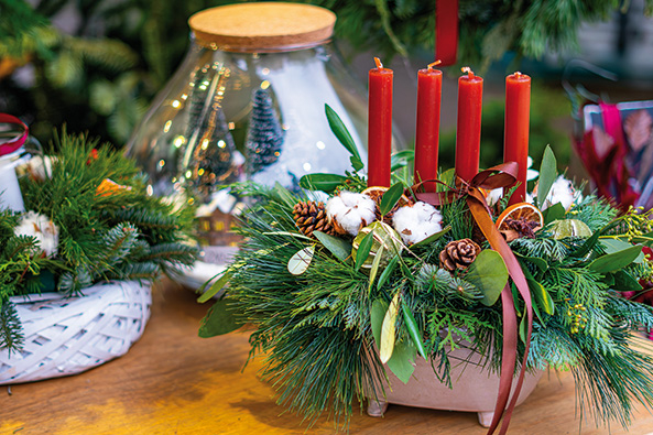 Adventsgesteck mit vier roten Kerzen