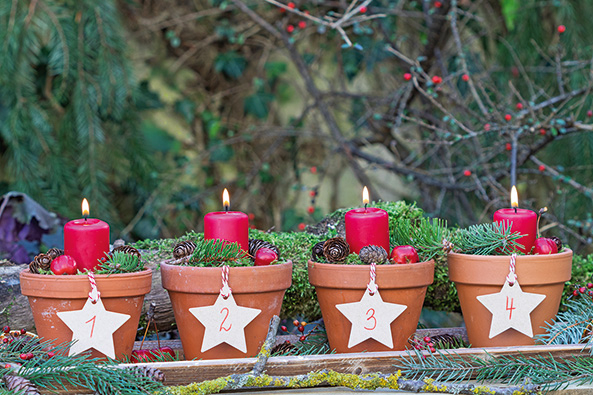 Adventsdeko vier Tontoepfe mit Kerzen