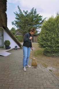 Frau am kehren