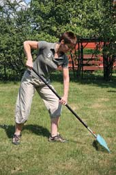 Grasschnitt und Laub rückenschonend harken