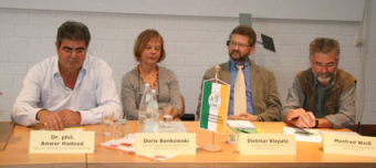 Migrationsprobleme - Expertenteam auf dem Podium