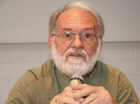 Hartmut Brinkmann moderiert Podiumsdiskussion