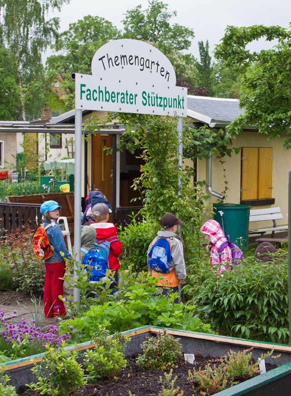 Kinder eines Kindergartens zu Besuch