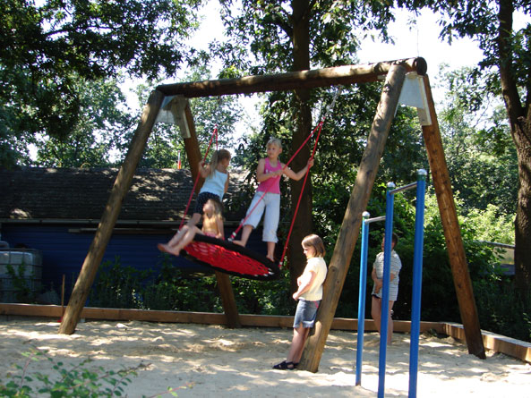 Kinder spielen im Kleingarten