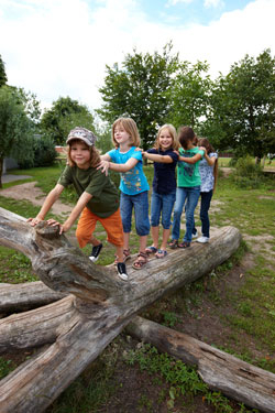 Kinder Spielen in Kleingärten