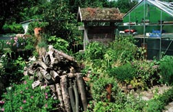 Holzstapel im Garten