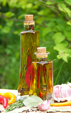 Öl mit Kräutern aus dem eigenen Garten