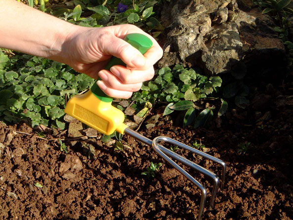 Werkzeuge mit gewinkelten Griffen für ein gelenk- und rückenschonendes Gärtnern