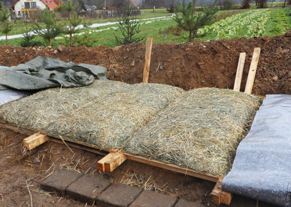 Erdmiete - Wasserdicht verpackte Lagen aus Stroh oder Heu