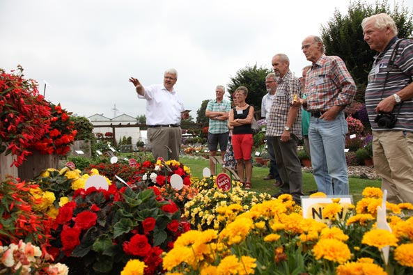 Herbert Kleine Niesse (Bruno Nebelung) unterwegs mit Gartenfreunden