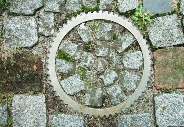 Upcycling im Garten - Zahnrad ins Pflaster eingebettet