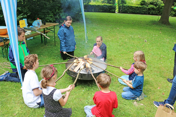 Tag des Gartens - Stockbrotbacken