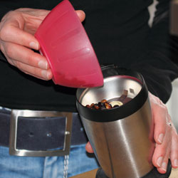 Kaffeebohnen mahlen Kaffeebohnen mahlen