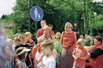 Die jungen Künstler warten auf die Eröffnung