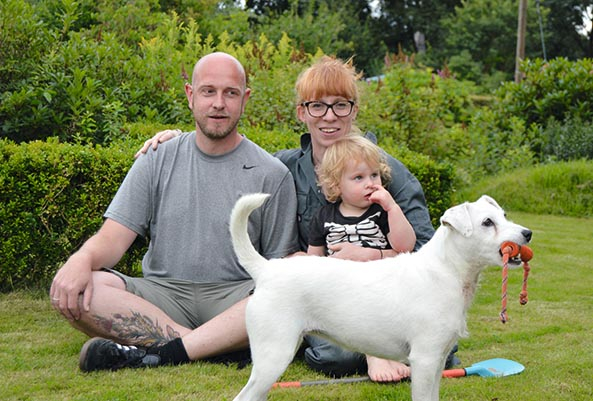 Familie im Kleingarten