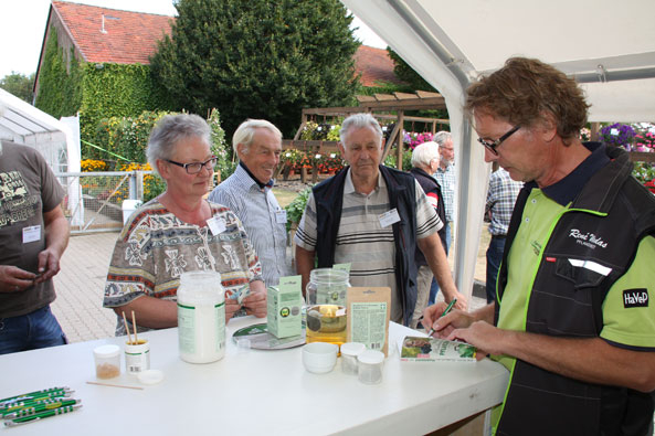 Pflanzenarzt René Wadas signierte sein Buch